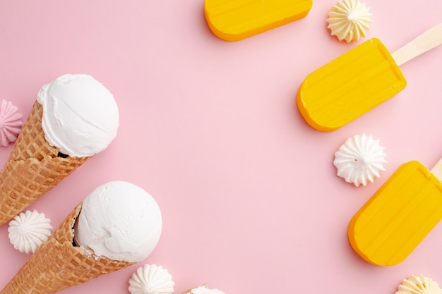 Мороженое и мороженое на палочке с копией пространства