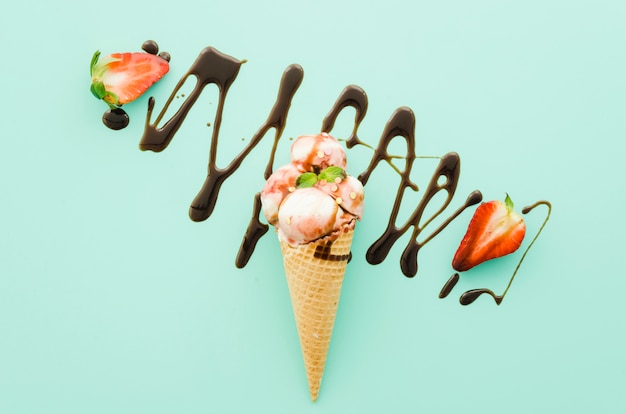 Бесплатное фото Мороженое в вафельном рожке с шоколадным сиропом