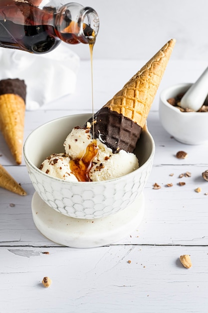 Free photo ice cream sundae with caramel sauce