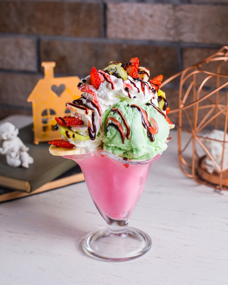 Free Photo ice cream on the table