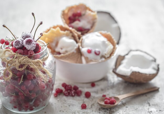 Foto gratuita gelato in una cialda di coni e frutti di bosco