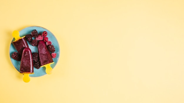 Free photo ice cream with berries on plate