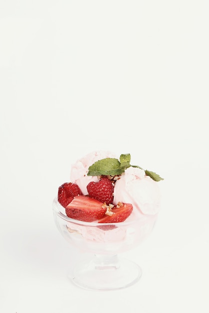 Мороженое со свежими ягодами