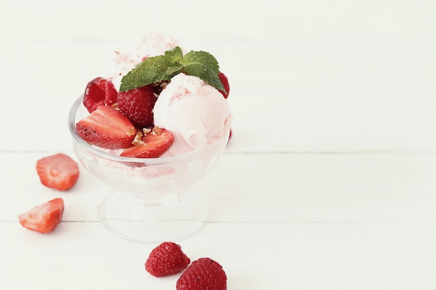 Free photo ice cream with fresh berries