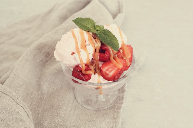 Foto gratuita gelato con frutti di bosco freschi