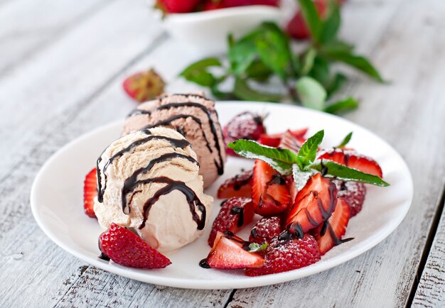 딸기와 초콜릿 하얀 접시에 아이스크림