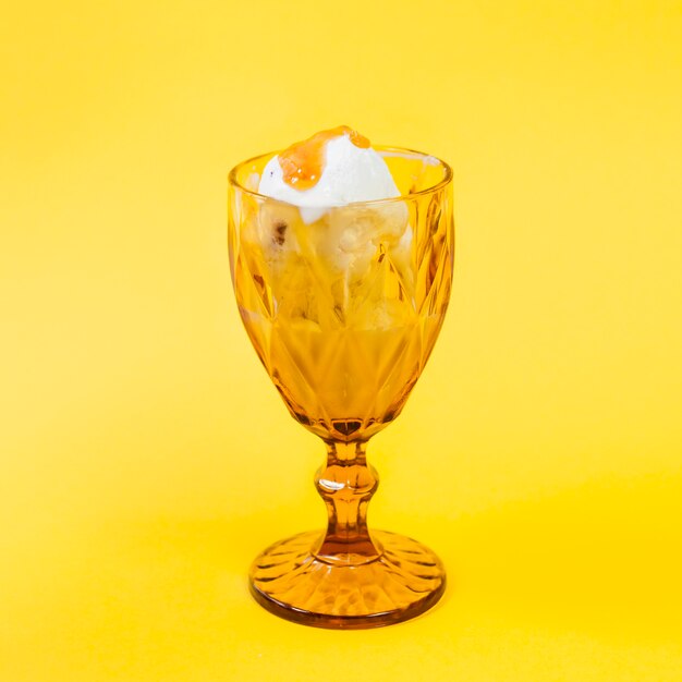 Мороженое с долей в чашке