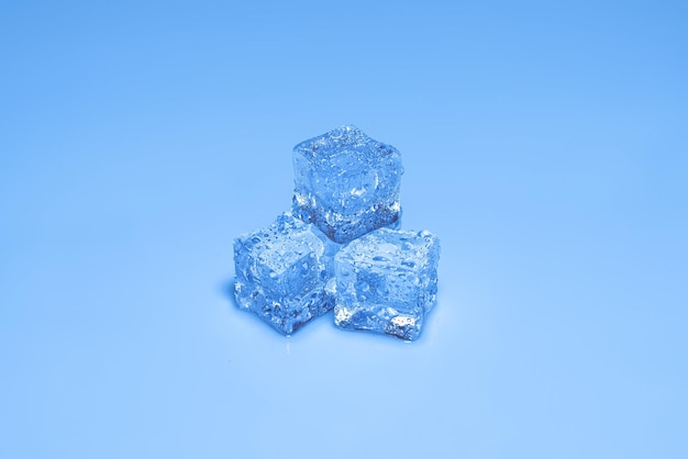 Кубики кристаллов льда, место для текста или дизайна. Premium Фотографии