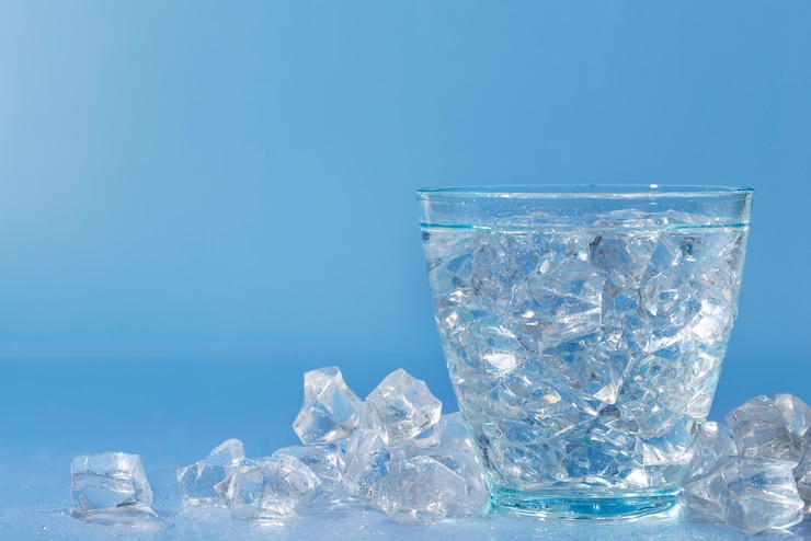 Free Photo ice cube background still life