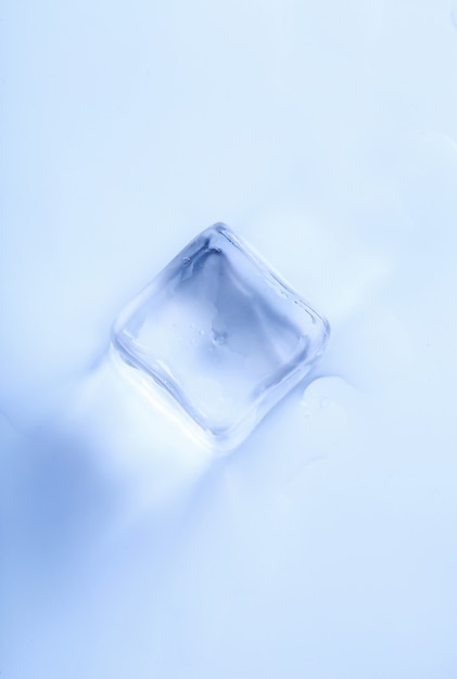 Кубик льда на белой поверхности, вид сверху