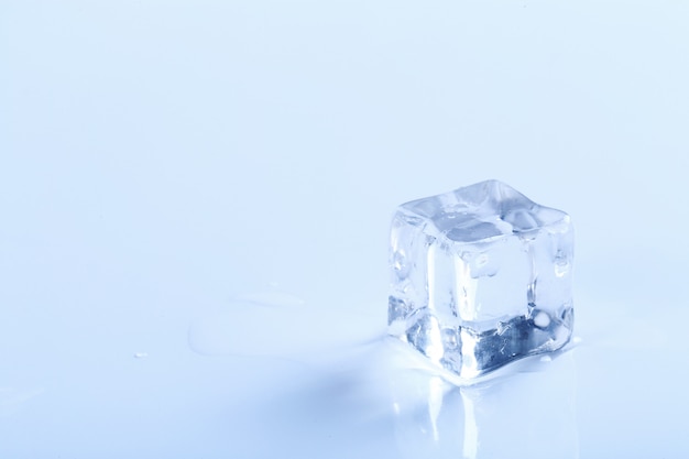 Free photo ice cube on white surface