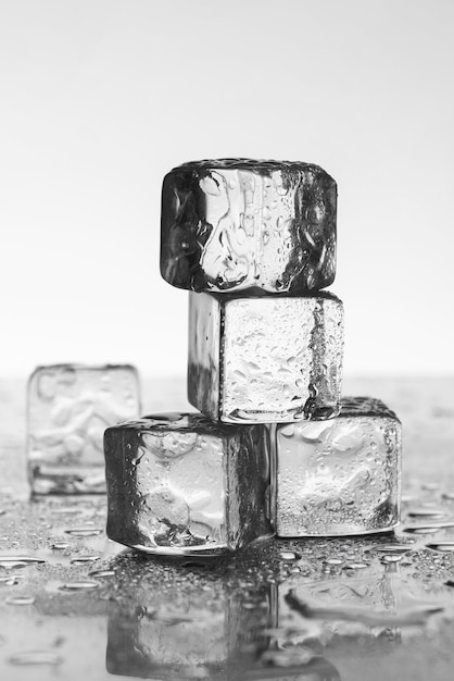 Бесплатное фото Композиция из кубиков льда натюрморт
