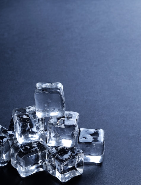 Free photo ice cubes on black surface with copyspace