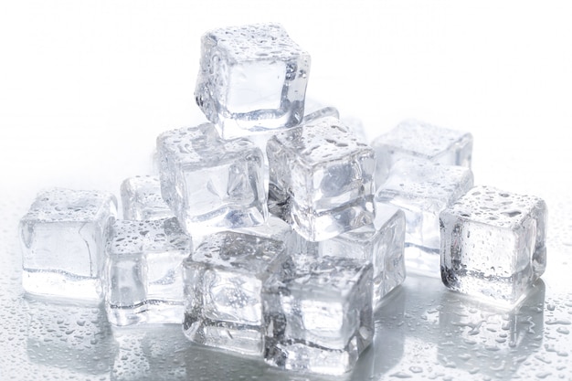 Бесплатное фото Кубики льда на столе
