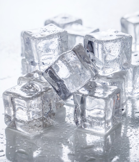 Кубики льда на столе