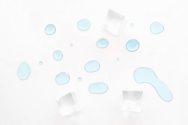 Кубики льда и капли воды