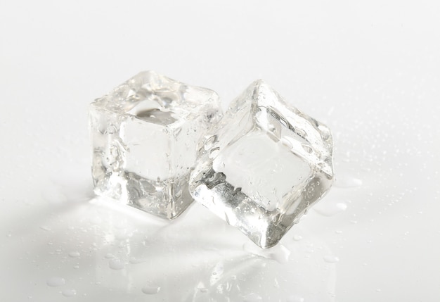 Кубики льда на белом столе