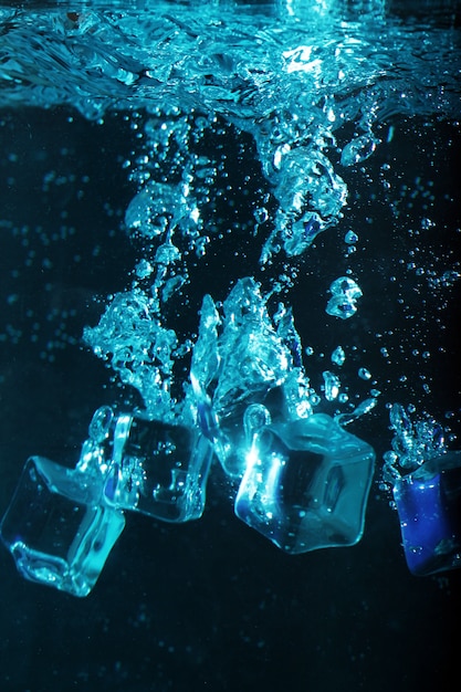 Free photo ice cubes with bubbles underwater