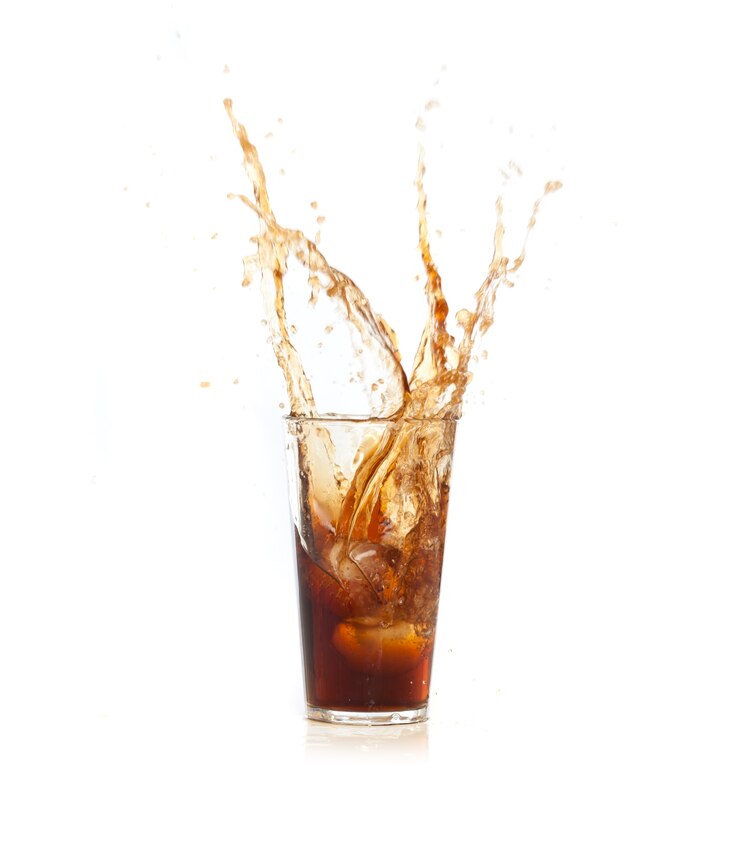 無料Photo 氷は茶色のドリンクを飲みながらガラスに落下します