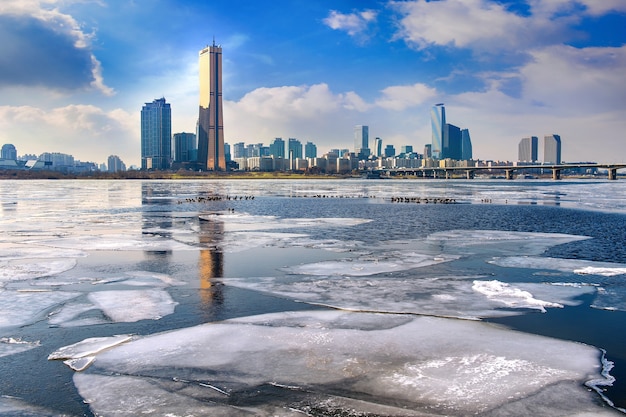 Free photo ice of han river and cityscape in winter,seoul in south korea.