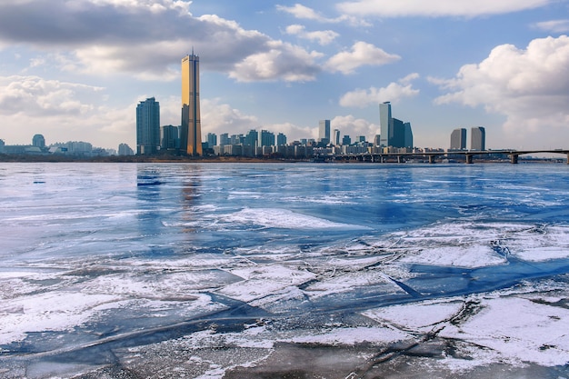 Лед реки Хан и городской пейзаж зимой, закат в Сеуле, Южная Корея.