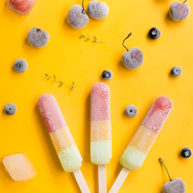 Free photo ice lollies near blueberries and cherries