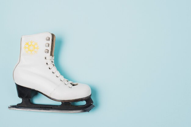 青いアイススケート