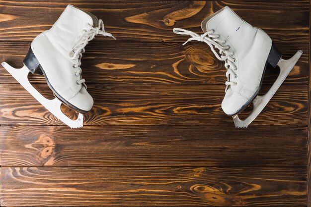 Free photo ice skates on lumber tabletop