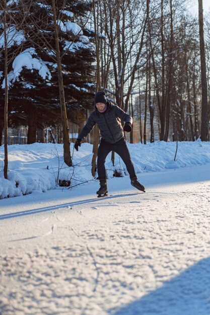 アイススケート、若い男のアイススケート、ウィンタースポーツ、雪、冬の楽しみ。