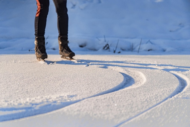 Foto gratuita pattini da ghiaccio, pattinaggio su ghiaccio per giovani, sport invernali, neve, divertimento invernale.