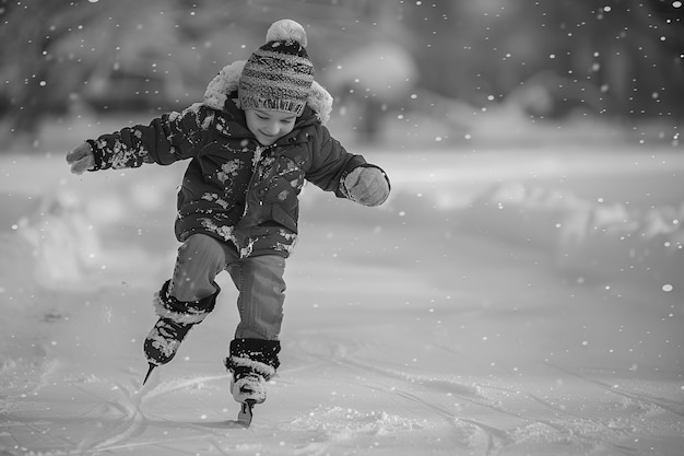 Foto gratuita pattinaggio su ghiaccio in bianco e nero