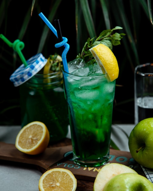 ice tea with greenery and lemon