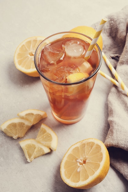 Foto gratuita tè freddo con limoni