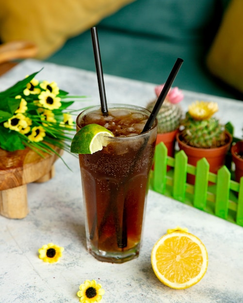 Ice tea with lime slice on glass