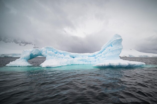남극의 흐린 하늘 아래 바다의 빙산