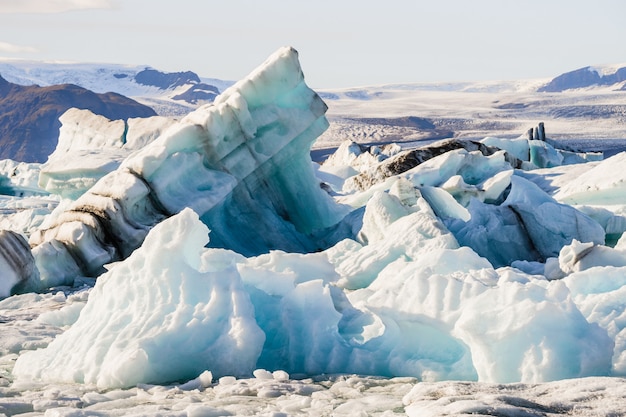 アイスランドのヨークルスアゥルロゥン氷河ラグーンに浮かぶ氷山