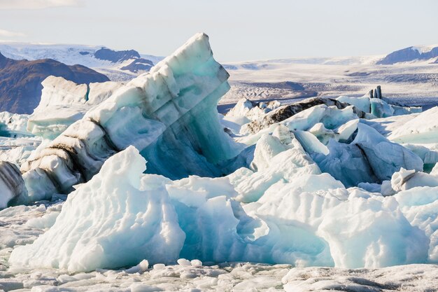 Айсберги, плавающие в ледниковой лагуне Йокулсарлон в Исландии