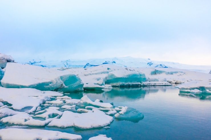 Free Photo icebergs in glacier lagoon, iceland .