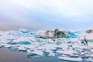 Бесплатное фото Айсберги в лагуне ледника, исландия.