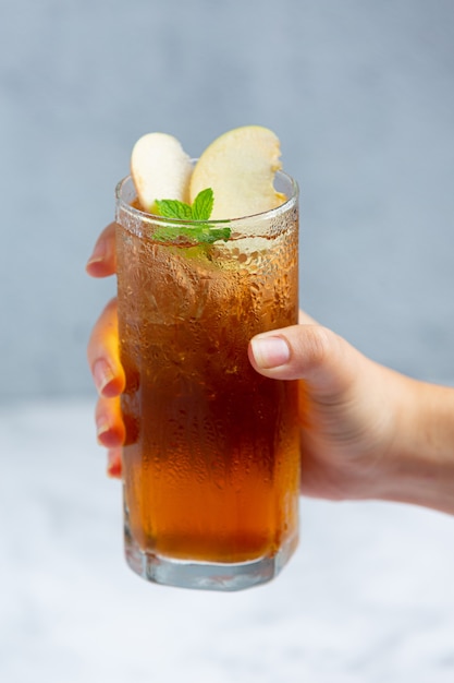 Free photo iced apple tea drink with fresh apples.