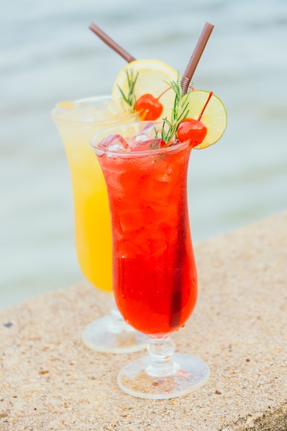 Free photo iced cocktails drinking glass with beach and sea