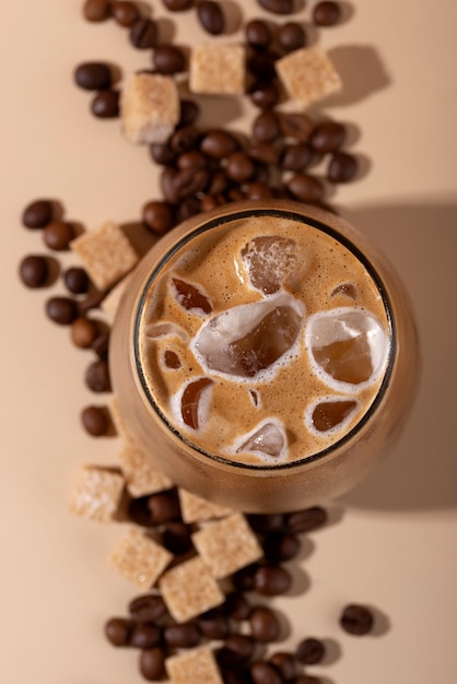 Бесплатное фото Кофе со льдом и кубики сахара вид сверху