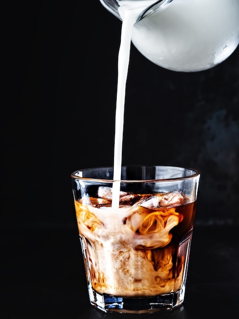 얼음과 설탕 시럽을 곁들인 컵에 담긴 아이스 커피