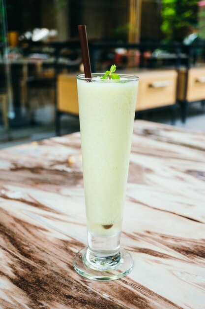 Замороженный зеленый смешанный фруктовый коктейль