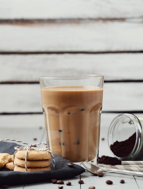 アイスラテコーヒー。朝の朝食のコンセプト