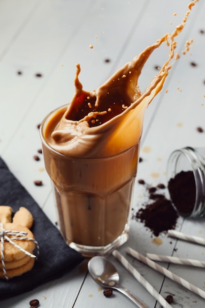 Free photo iced latte coffee splash. morning breakfast concept