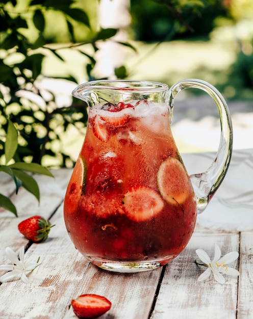 Iced lemonade with strawberry and lime