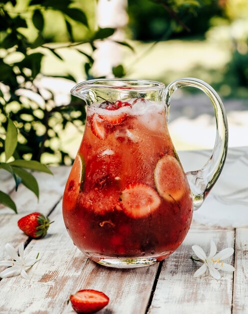 Iced lemonade with strawberry and lime