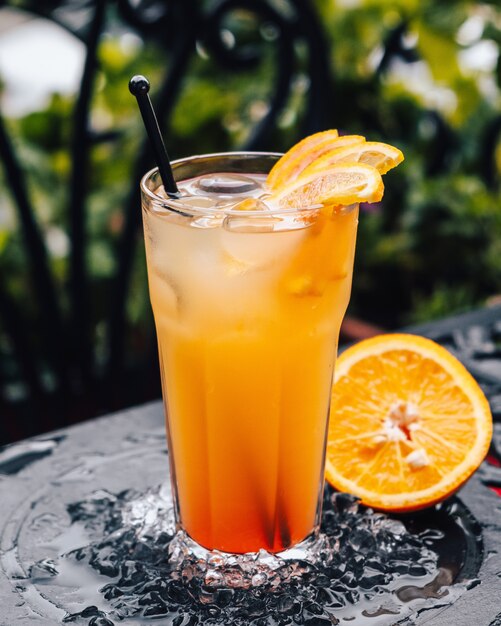 Холодный апельсиновый коктейль на столе