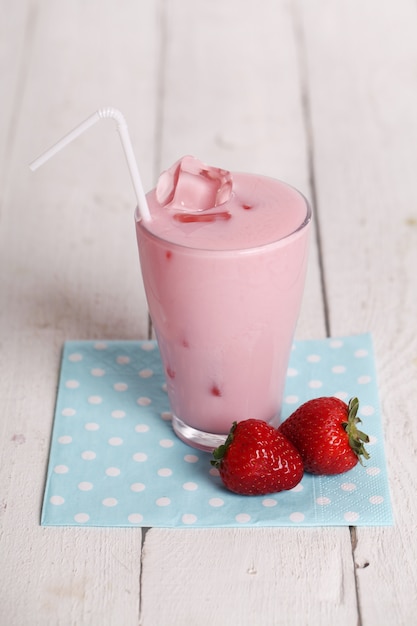 아이스 핑크 칵테일과 신선한 딸기